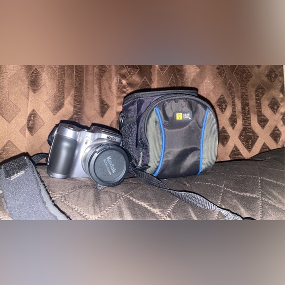 Kodak EasyShare Z740 Digital camera with band and case
